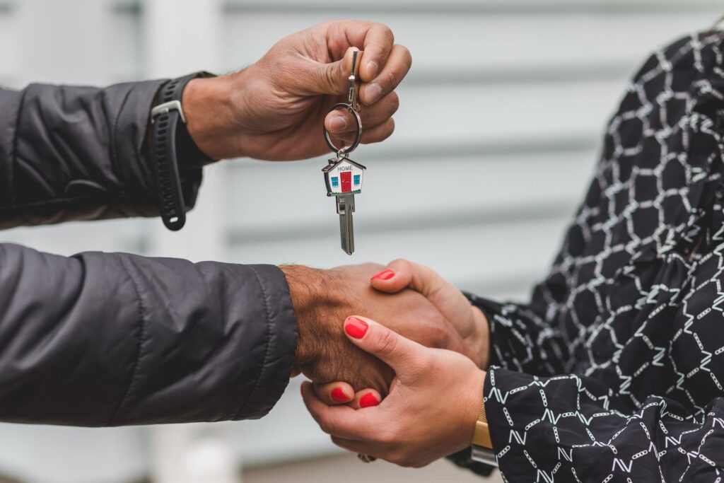 House keys and contract documents for a Mexico property purchase due-diligence review