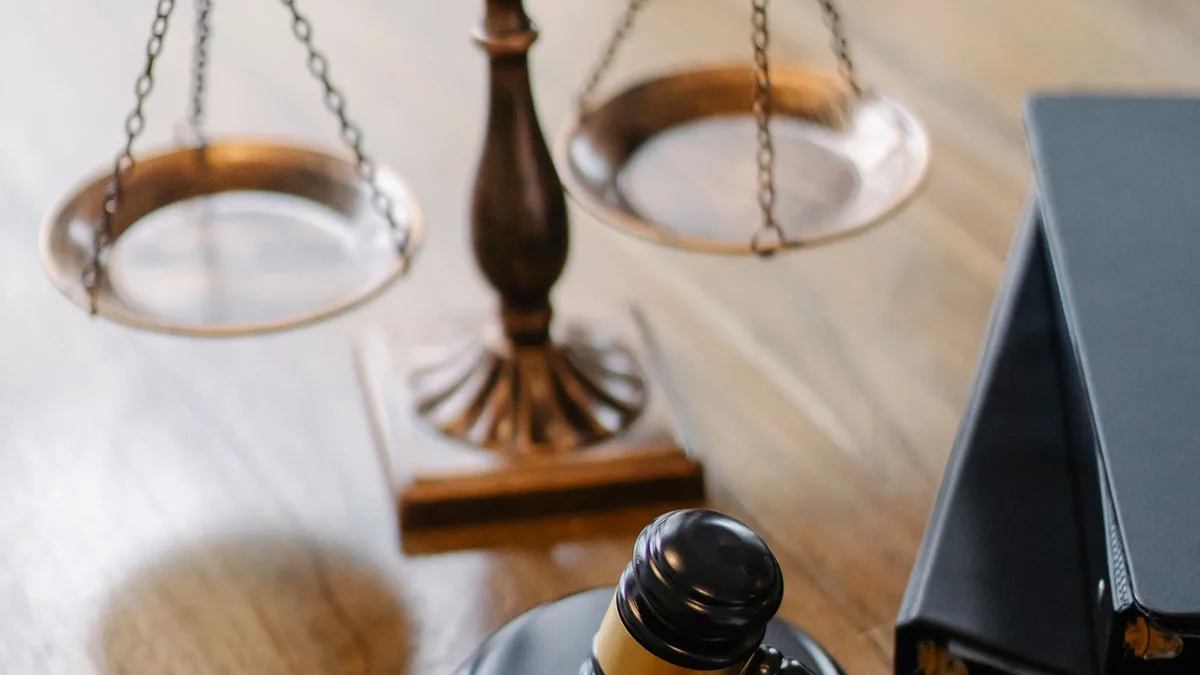 Balanza de la justicia y mazo en escritorio de juez: pederastia en México, artículo 209 Bis