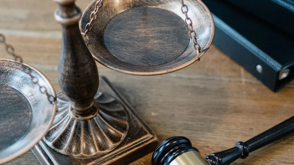 Balanza de la justicia y mazo sobre libros de derecho: violación en México y su fundamento legal